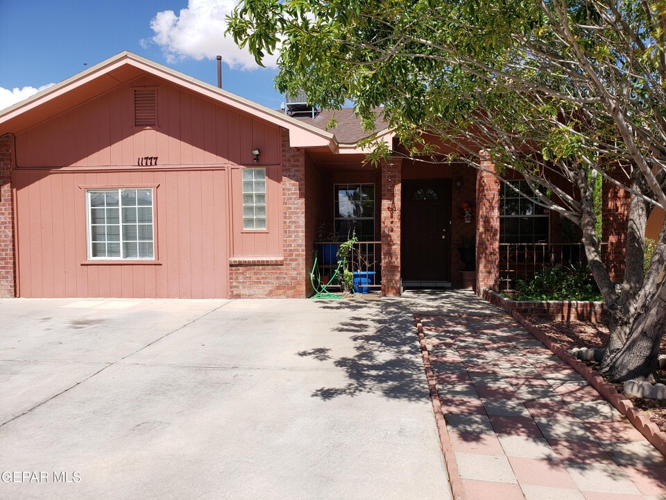 11777 Balladeer Ave in El Paso, TX - Building Photo