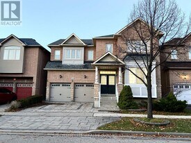 26 Starhill Crescent in Markham, ON - Building Photo