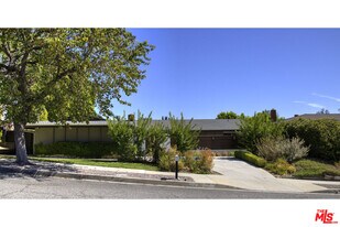 22427 De Kalb Dr in Calabasas, CA - Building Photo