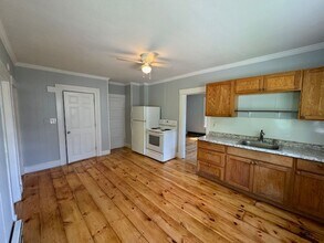 27 Maple Street in Windsor, VT - Foto de edificio - Interior Photo