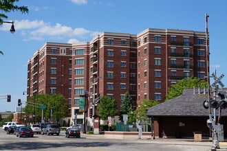 201 N Vail Ave in Arlington Heights, IL - Building Photo - Building Photo