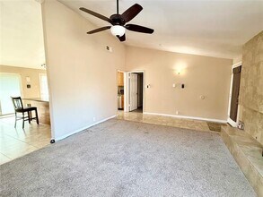 909 Warren Way in Richardson, TX - Foto de edificio - Building Photo