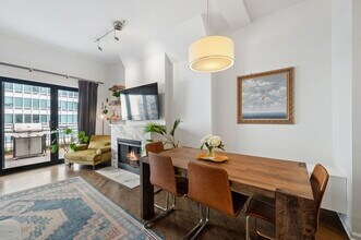 525 W Superior St in Chicago, IL - Building Photo - Building Photo