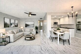 3085 Cornwall E in Boca Raton, FL - Building Photo - Building Photo