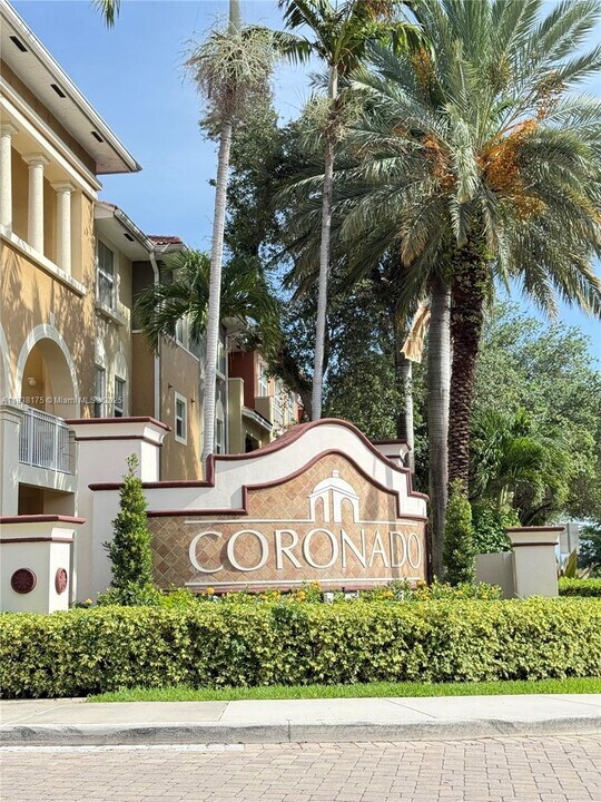 10805 NW 89th Terrace in Doral, FL - Building Photo