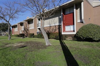 Santa Monica Apartments in Dallas, TX - Foto de edificio - Building Photo