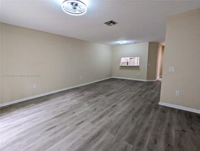8212 SW 29th St in Miramar, FL - Foto de edificio - Building Photo