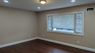 476 Whittier Ave in Levittown, NY - Building Photo - Building Photo