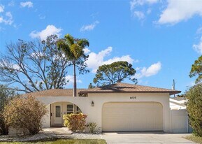 4426 Helena St NE in St. Petersburg, FL - Building Photo