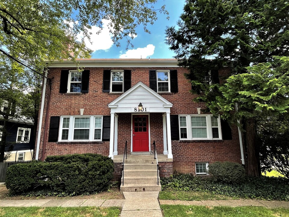 8101 Flower Ave in Takoma Park, MD - Foto de edificio