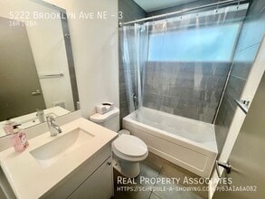 5222 Brooklyn Ave NE in Seattle, WA - Building Photo - Building Photo