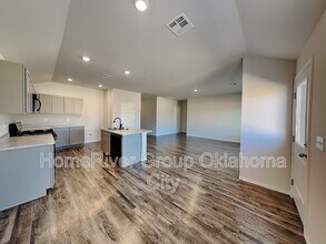 6133 Holm Oak Rd in Edmond, OK - Foto de edificio - Building Photo