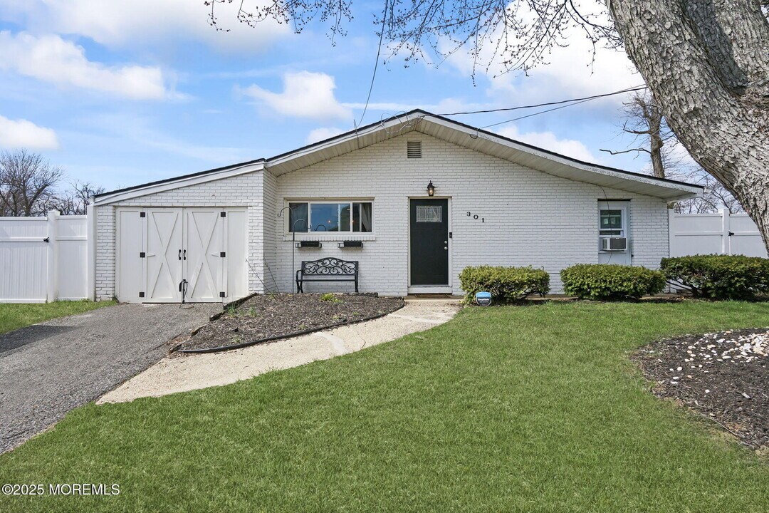 301 Allenhurst Ave in Neptune City, NJ - Building Photo