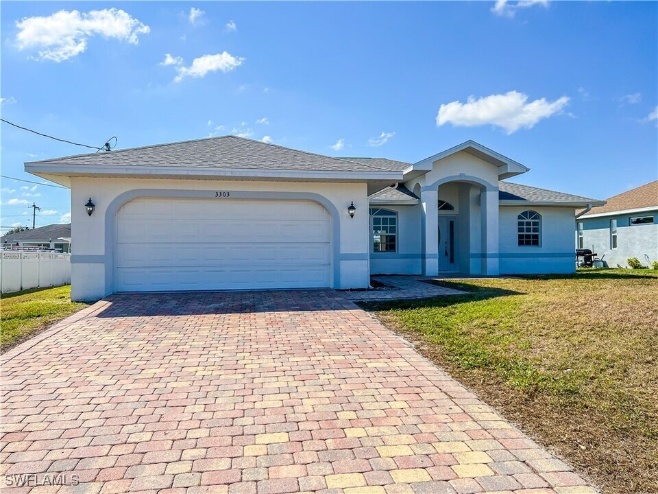3303 33rd St SW in Lehigh Acres, FL - Building Photo
