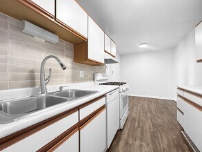 5011 Valley Ln, Unit 401 in Streamwood, IL - Building Photo - Building Photo