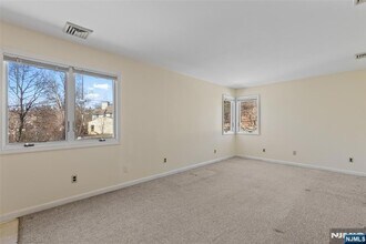 146 Main St, Unit 3 in Bloomingdale, NJ - Foto de edificio - Building Photo