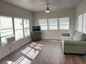 102 Laureti Ln in Lake Wales, FL - Foto de edificio - Building Photo