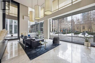 18 Yorkville Ave in Toronto, ON - Building Photo - Building Photo