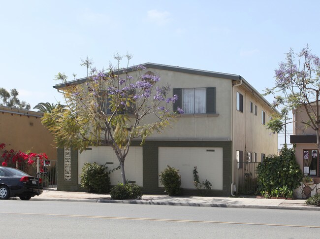 Mountain View Court in San Diego, CA - Foto de edificio - Building Photo