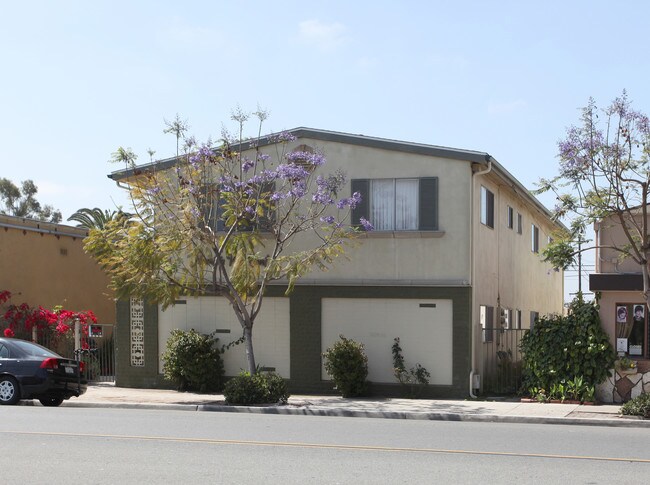 Mountain View Court in San Diego, CA - Building Photo - Building Photo