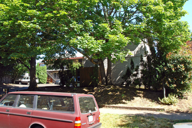 2619 NE Halsey St in Portland, OR - Building Photo - Building Photo