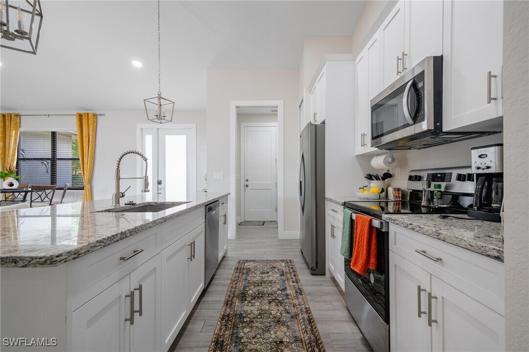 4665 Key Largo Ln in Bonita Springs, FL - Foto de edificio