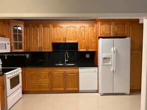 7913 SW 104th St in Miami, FL - Building Photo - Building Photo
