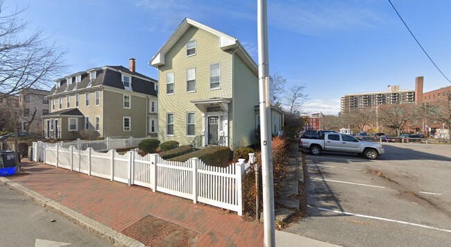 13 Pleasant St, Unit 1R