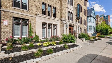 Cambridge Manor Apartments in Milwaukee, WI - Foto de edificio - Building Photo