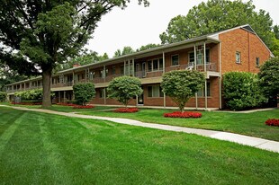 Legacy Manor in Royal Oak, MI - Building Photo