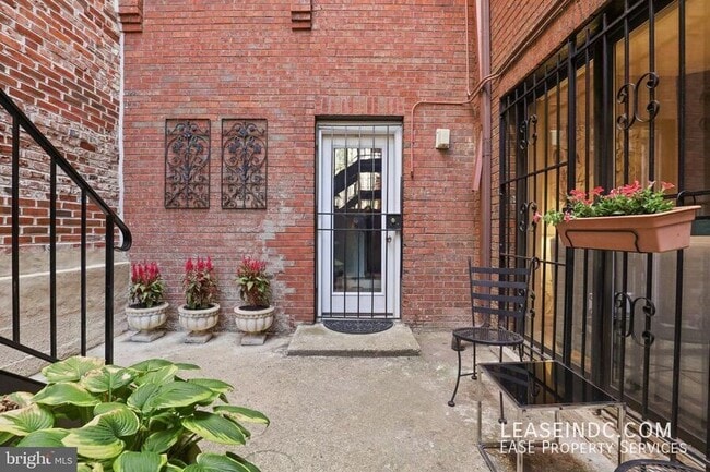 1435 Corcoran St NW in Washington, DC - Building Photo - Building Photo