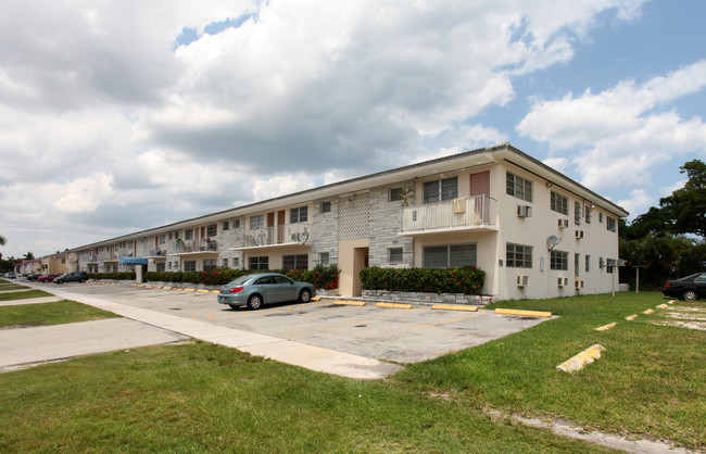 Hollywood Park in Hollywood, FL - Foto de edificio - Building Photo