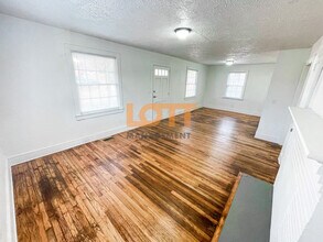 10 Lowndes Ave in Greenville, SC - Building Photo - Building Photo