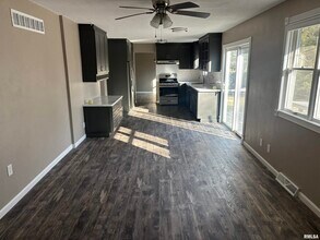 6930 N Fox Point Dr in Peoria, IL - Building Photo - Building Photo