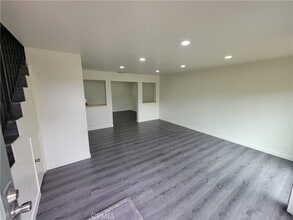 1103 W Francis St in Ontario, CA - Foto de edificio - Building Photo