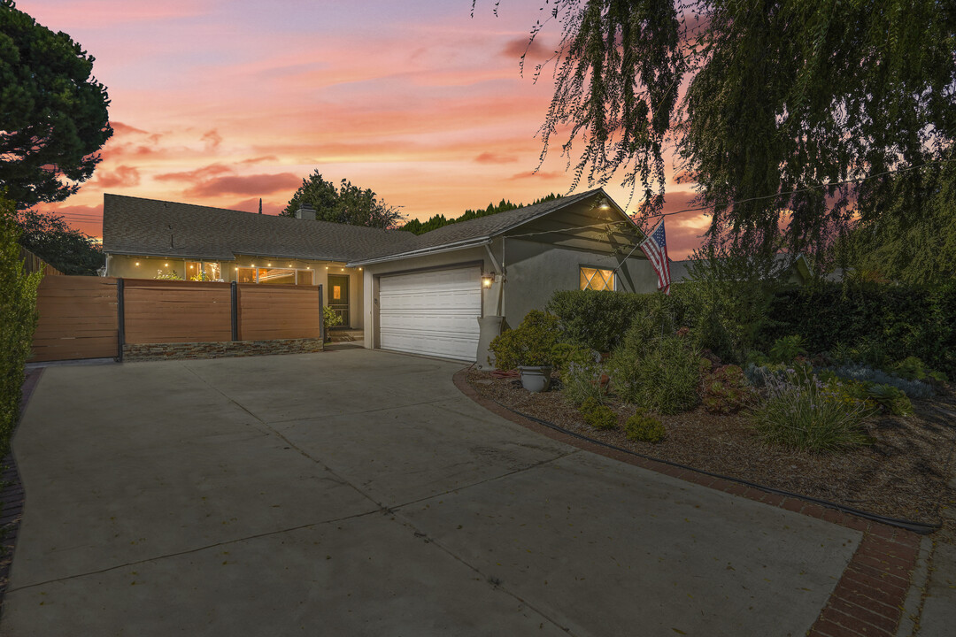 6213 Enfield Ave in Encino, CA - Foto de edificio