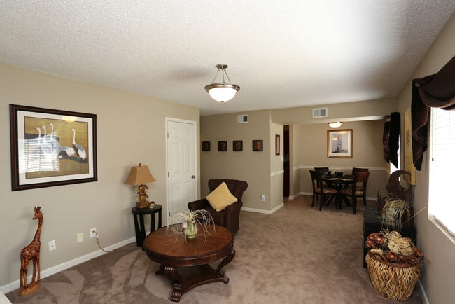 Kensington Village in Winston-Salem, NC - Foto de edificio - Building Photo