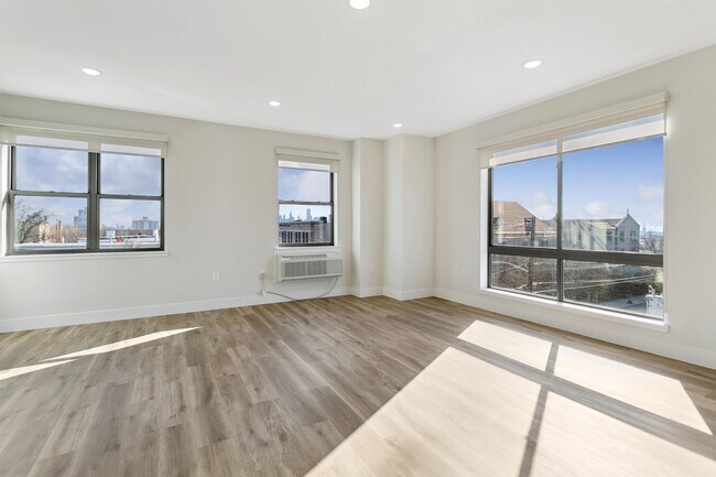 586 66th St in West New York, NJ - Building Photo - Building Photo