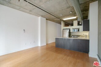 645 W 9th St in Los Angeles, CA - Building Photo - Building Photo