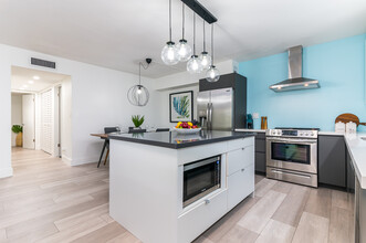 261 Deer Creek Blvd, Unit Modern villa in Deerfield Beach, FL - Building Photo - Building Photo