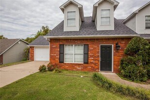 2196 E Cinnamon Way in Fayetteville, AR - Building Photo