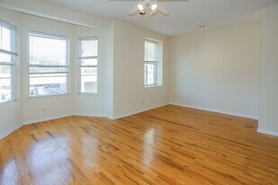 2450 N Southport Ave, Unit 2450-204 in Chicago, IL - Building Photo