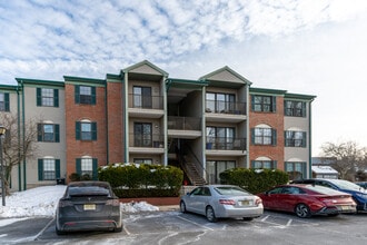 69 Fisher Dr in Franklin Township, NJ - Foto de edificio - Building Photo