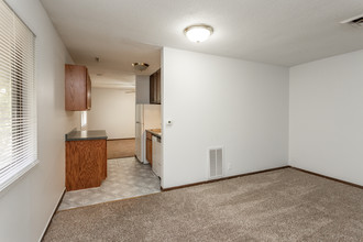 OakLee Apartment Homes in Cedar Rapids, IA - Building Photo - Interior Photo