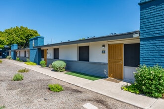Connect on University Apartments in Mesa, AZ - Foto de edificio - Building Photo