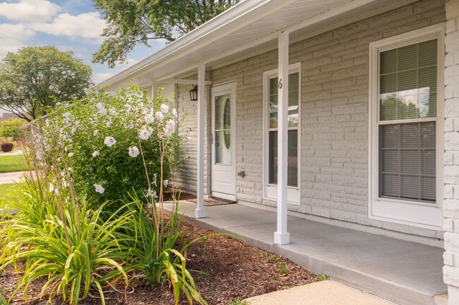 6 E Briarwood Dr