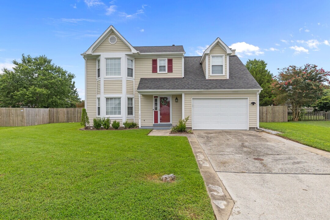 1315 Copper Stone Cir in Chesapeake, VA - Foto de edificio