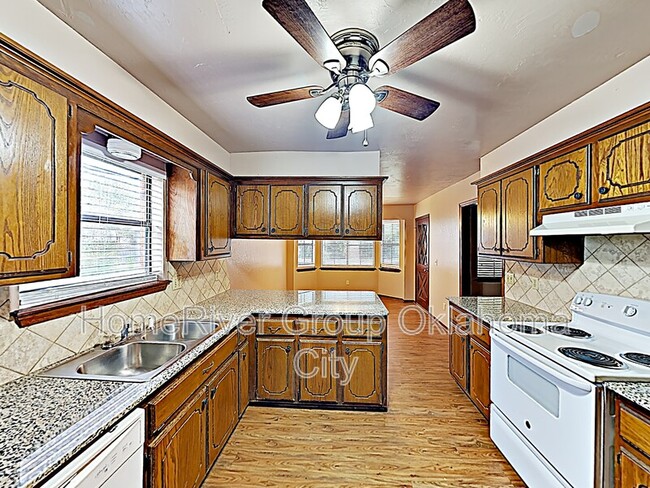 1036 W Windsor Way in Mustang, OK - Building Photo - Building Photo