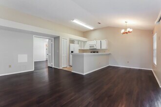1611 Bent Pine Way in Brandon, FL - Building Photo - Building Photo