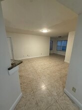 5785 Gatlin Ave, Unit 717 in Orlando, FL - Foto de edificio - Building Photo